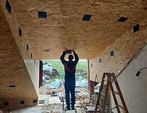 Zateplení šikmin střechy nástavby pomocí foukané izolace